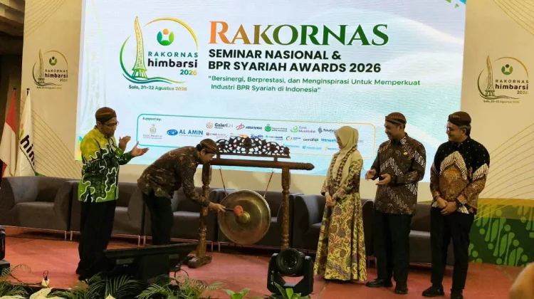 Foto :&nbsp;Asisten Perekonomian dan Pembangunan Setda Surakarta Tulus Widajat didampingi Ketua Umum Himbarsi Afif Wijaya dan Kepala OJK, Kepala BI Surakarta membuka Rakornas Himbarsi 2026 di Hotel Mercure Purwosari, Solo, Jumat 21 Agustus 2026.